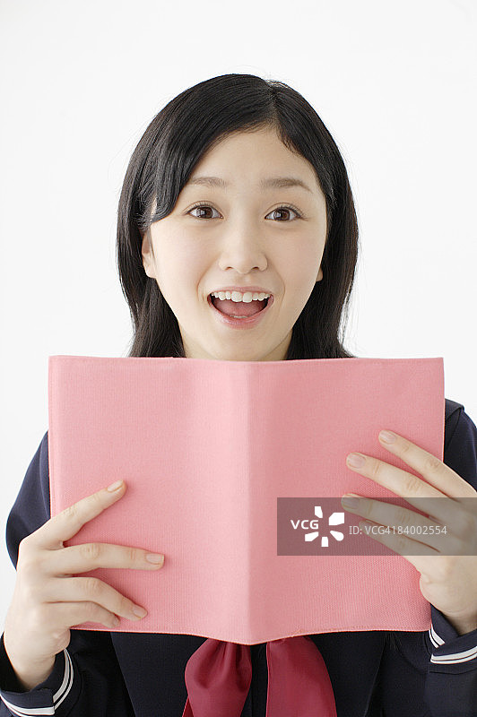 手捧书本的女学生肖像特写图片素材