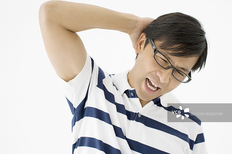 手放在后脑勺的男人，工作室拍摄图片素材
