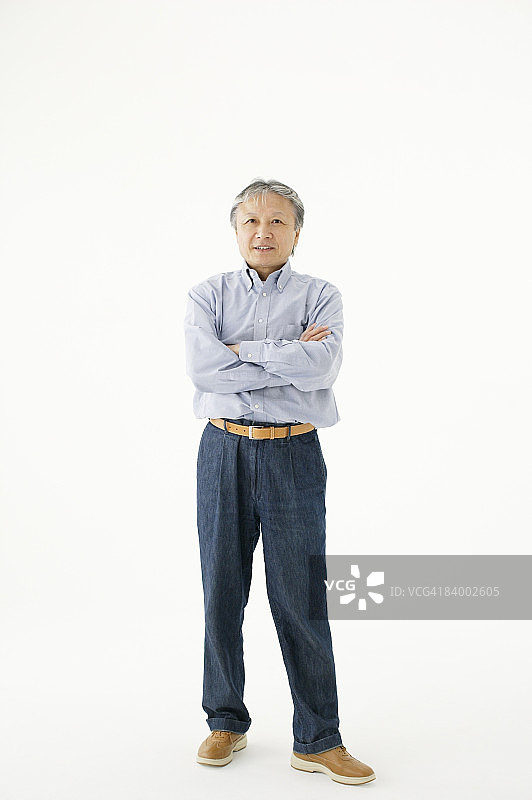 双手交叉的中年男人肖像图片素材