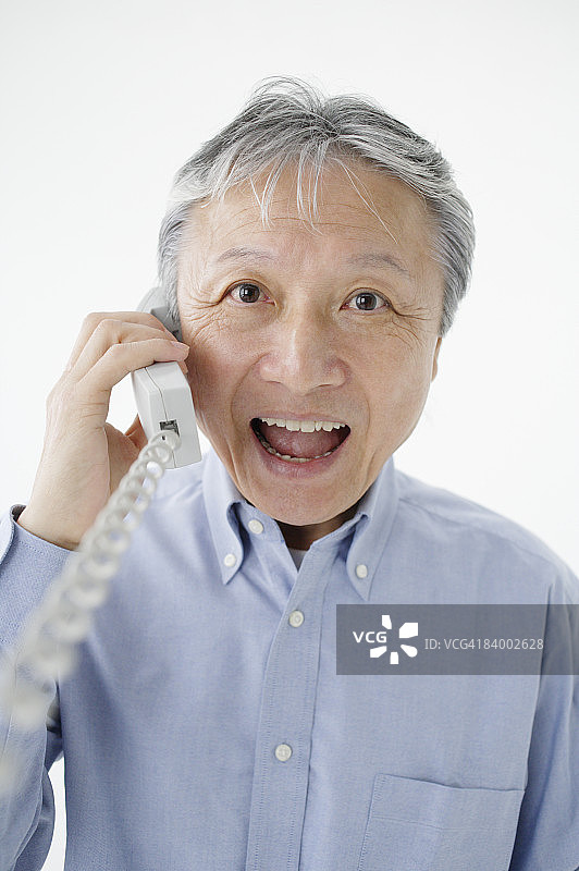 中年男人打电话（工作室拍摄）图片素材