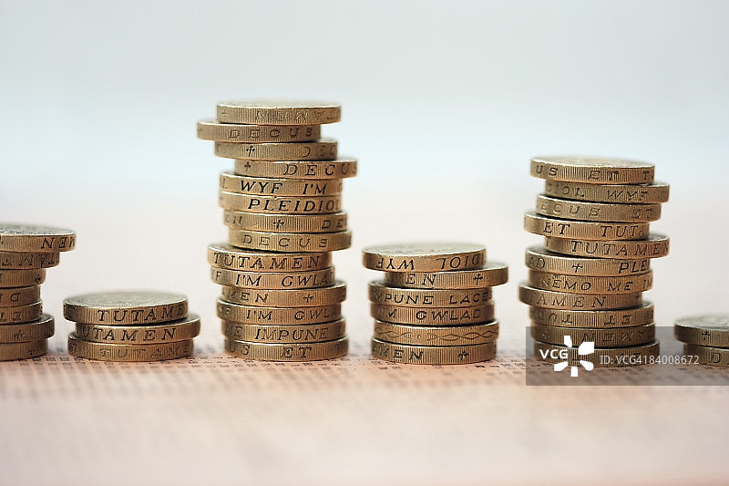 金融报纸上的一堆英镑硬币图片素材