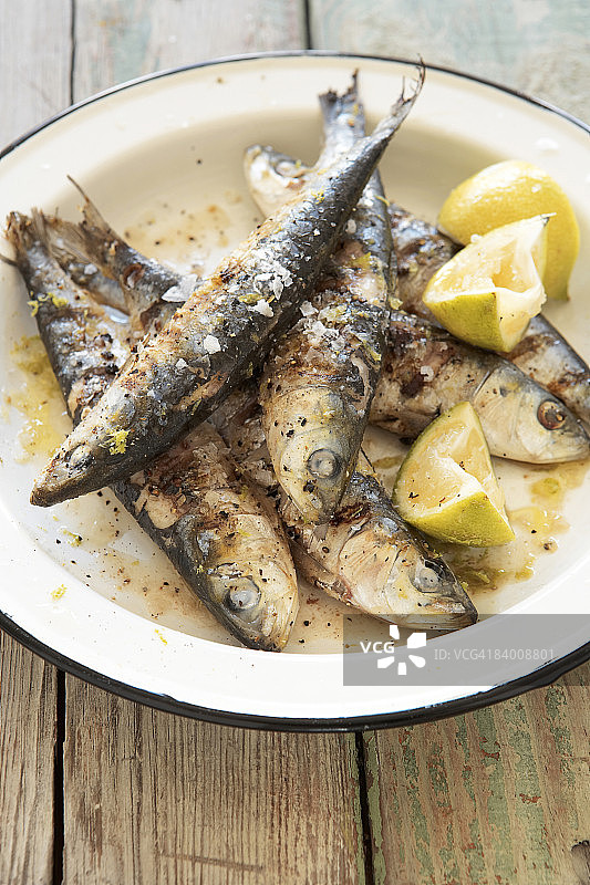 柠檬胡椒调味沙丁鱼图片素材