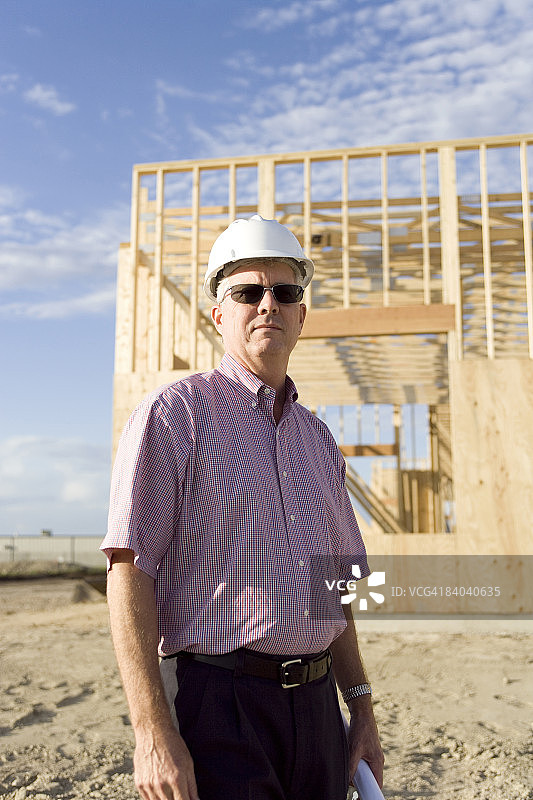 站在建筑工地前的开发商图片素材