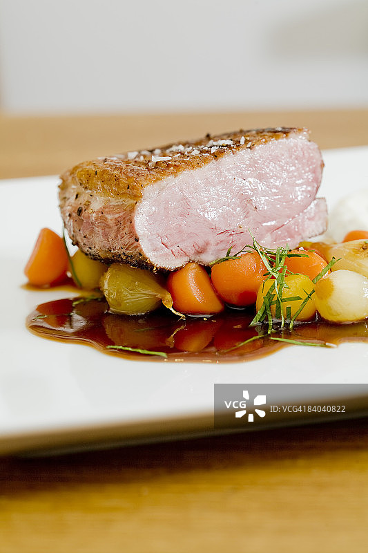 烤鸭配美味酱汁、胡萝卜和洋葱图片素材