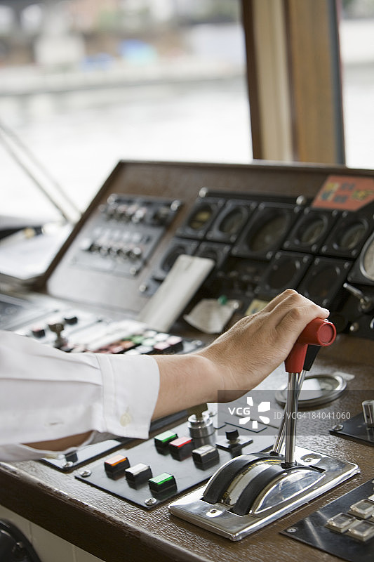 船长之手操作油门特写图片素材