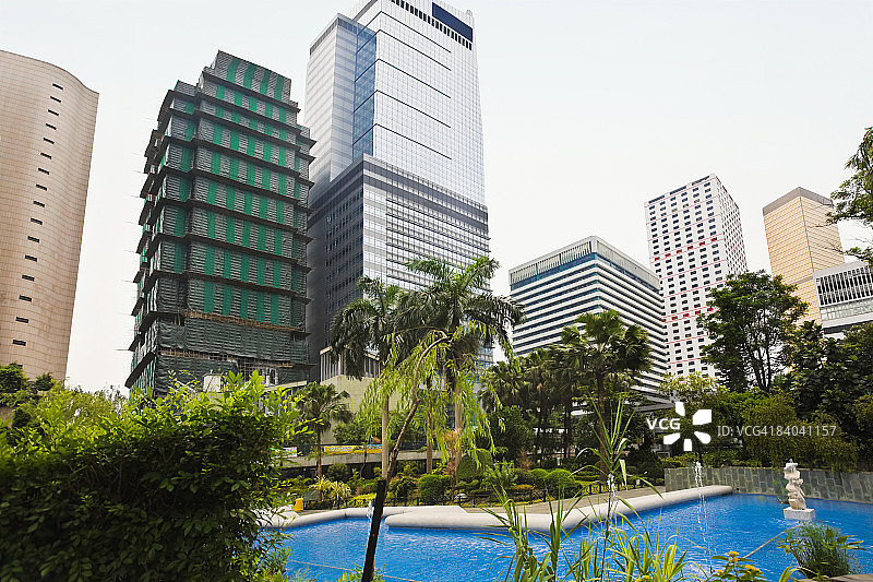 中国香港查打花园附近摩天大楼仰视角度图片素材