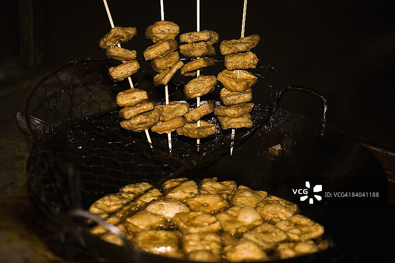 中国江苏南京，平底锅煎炸豆腐图片素材