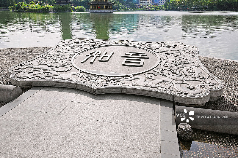 中国广西桂林河边雕塑上的中文字图片素材