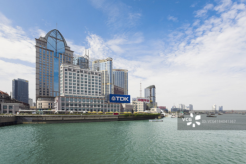 中国上海陆家嘴外滩的滨水建筑图片素材