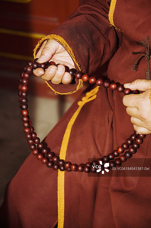 手持念珠的人，内蒙古呼和浩特大召寺图片素材