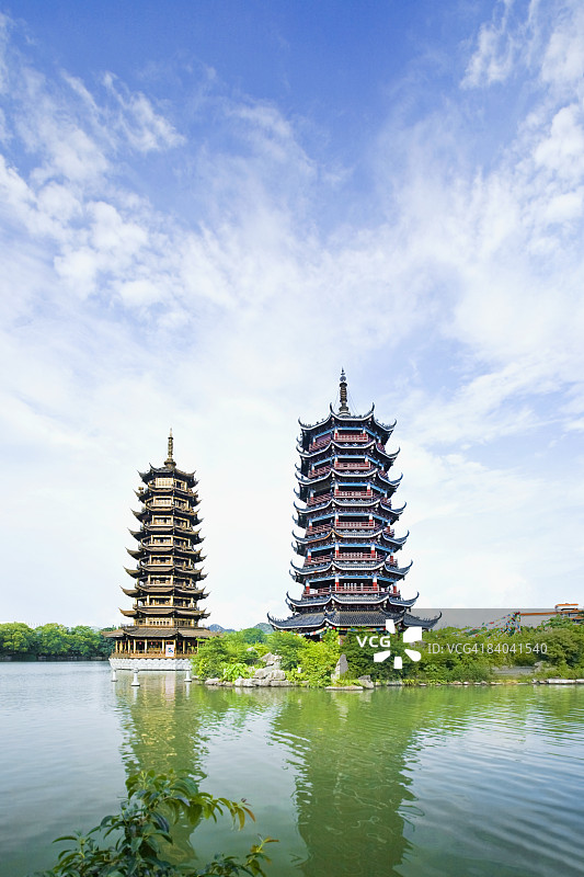 中国广西桂林榕湖日月双塔水边的宝塔仰视角度照片图片素材