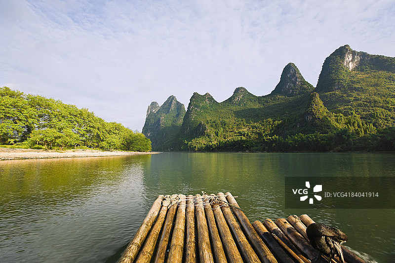 中国广西阳朔兴坪桂林山丘背景的竹筏图片素材