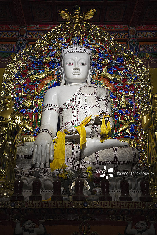 内蒙古呼和浩特大召寺佛像雕塑仰视图片素材