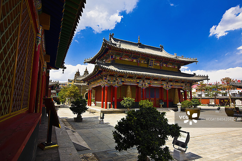 从下往上看中国内蒙古呼和浩特五塔寺的宝塔图片素材