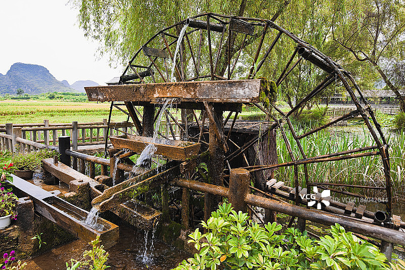 中国广西阳朔的田野水磨坊图片素材