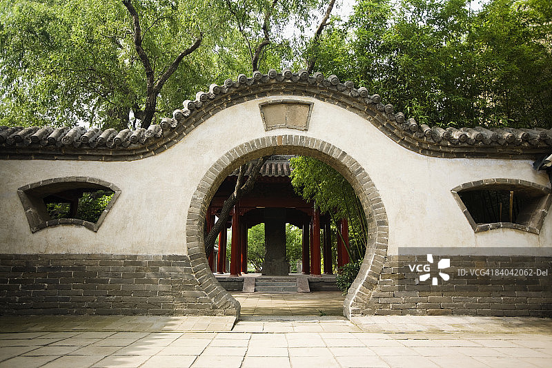 中国河南省嵩阳书院少林寺的墙后凉亭图片素材