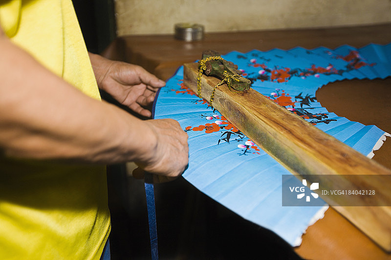 在中国广西阳朔福利村制作折扇的人半身像图片素材