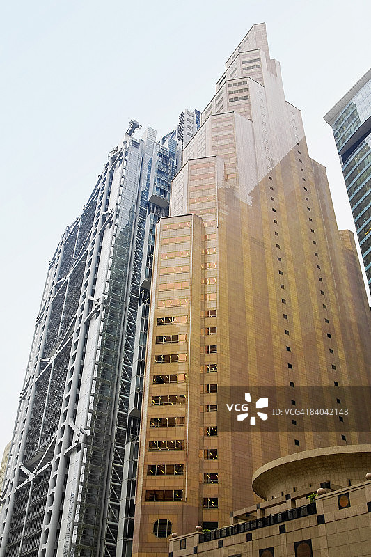 仰视角度拍摄的中国香港香港岛渣打银行大厦图片素材