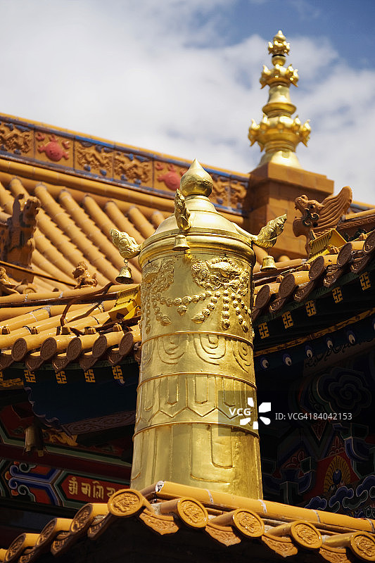 内蒙古呼和浩特大召寺屋顶雕塑的低角度视图图片素材