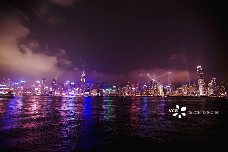 中国香港香港岛维多利亚港海滨的摩天大楼图片素材