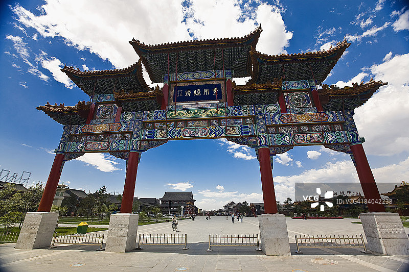 仰视角度拍摄的寺庙入口，大召寺，中国内蒙古呼和浩特图片素材
