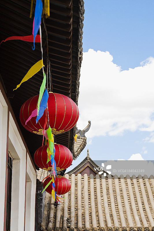 内蒙古呼和浩特建筑上的中国灯笼仰视图片素材