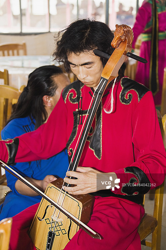 中年男人在中国内蒙古演奏马头琴图片素材