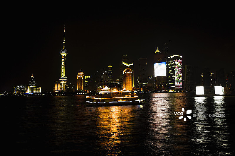 中国上海黄浦江畔陆家嘴外滩的建筑与东方明珠图片素材