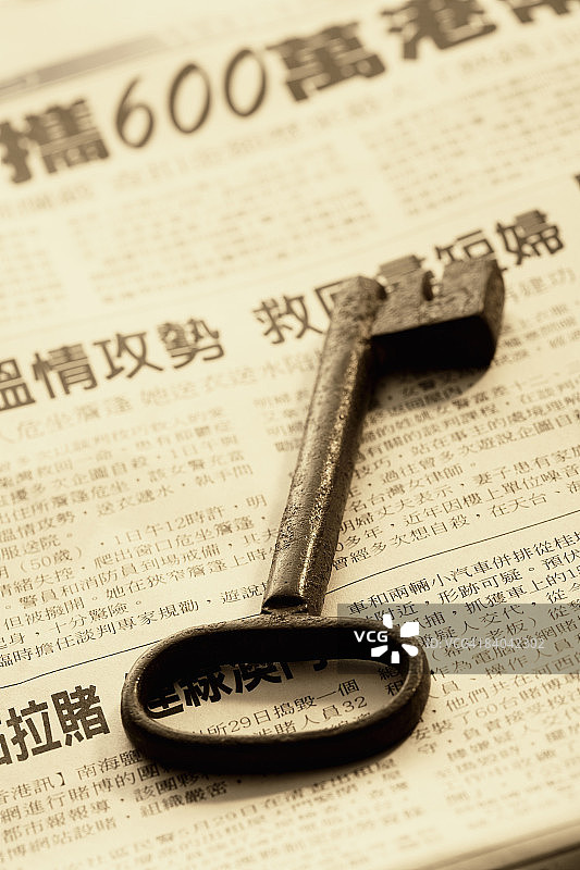 报纸上的钥匙图片素材