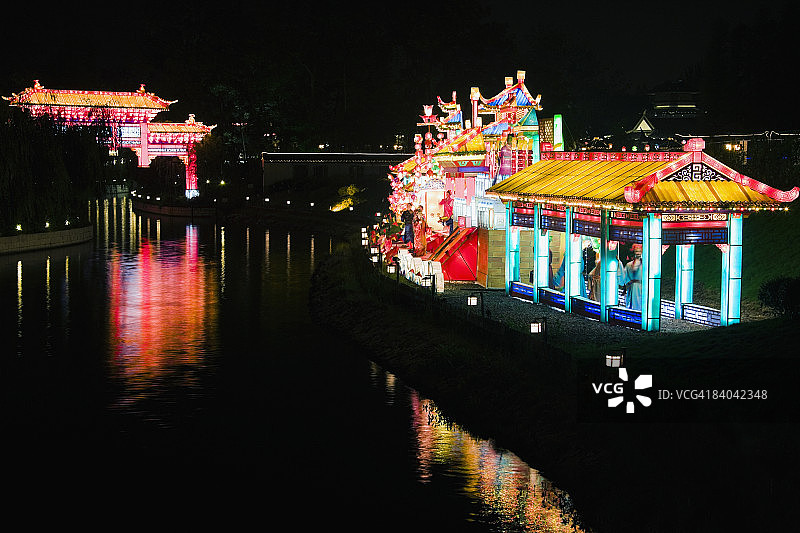 中国江苏省南京市的夜景建筑图片素材