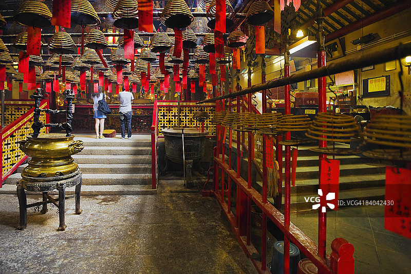 男子与女子在香港文武庙祈祷的背影图片素材