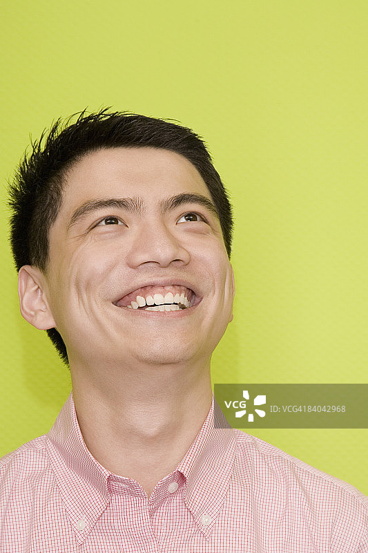 微笑的男性办公室职员特写图片素材