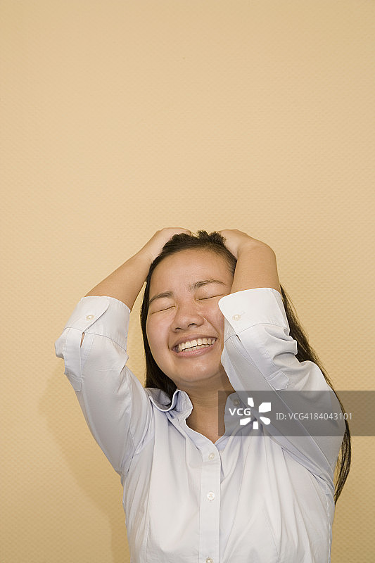 年轻女子头痛的特写图片素材