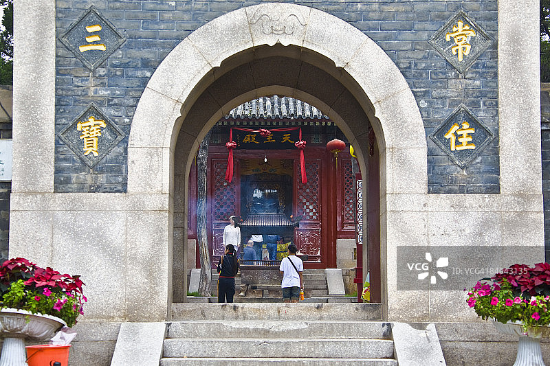 中国山东青岛湛山寺入口处的游客图片素材