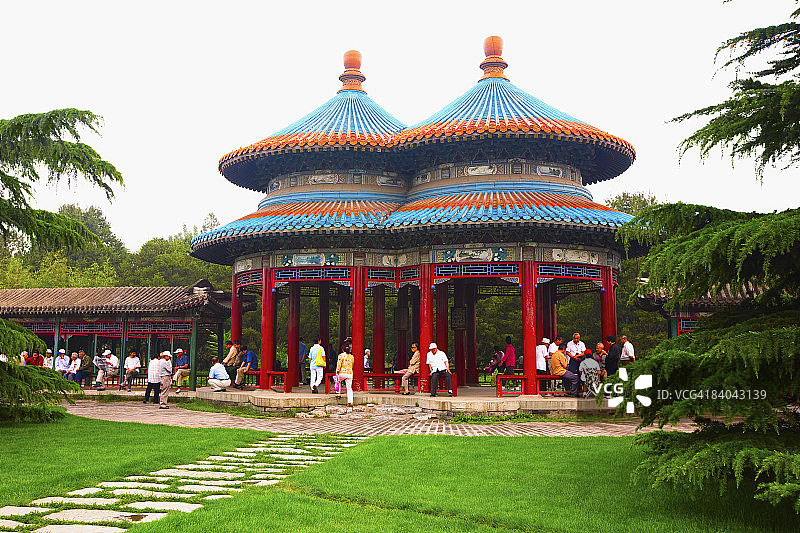 中国北京天坛双环万寿亭的游客图片素材