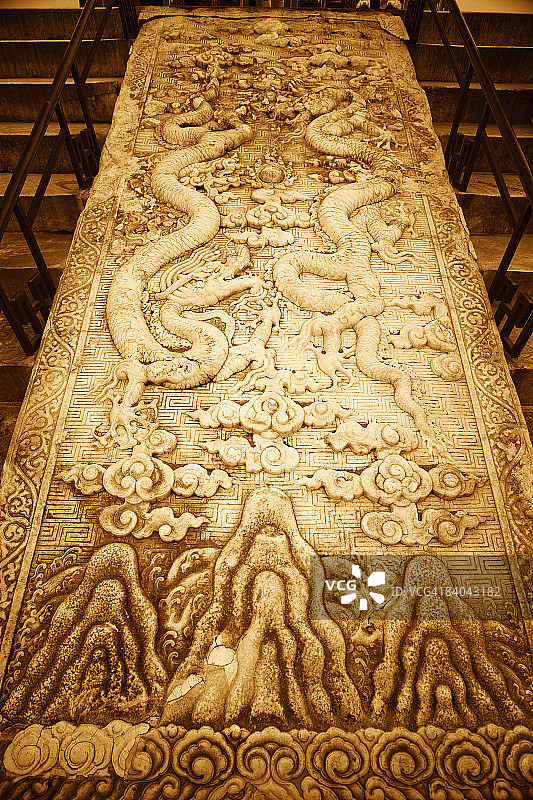 中国北京天坛柱子上雕刻的雕塑仰视角度图片素材