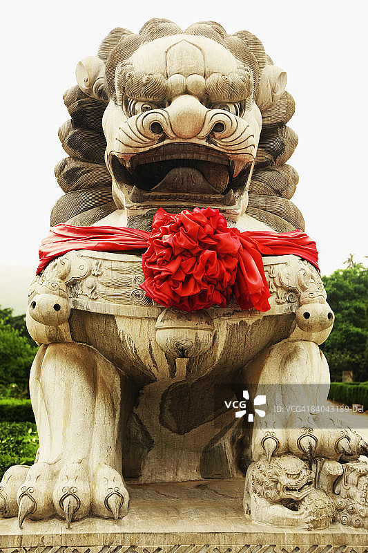 中国山东省青岛市湛山寺的狮子雕像低角度景观图片素材