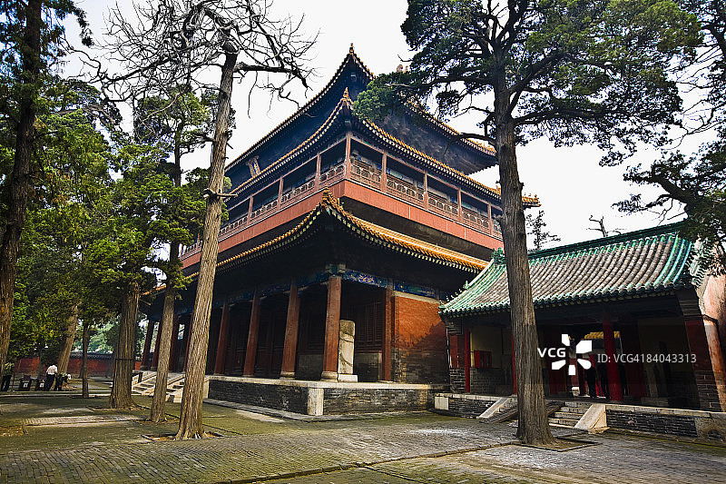 低角度拍摄的中国山东省曲阜孔庙十三碑亭宝塔图片素材