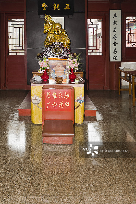 中国山东省青岛市湛山寺的寺庙雕像图片素材