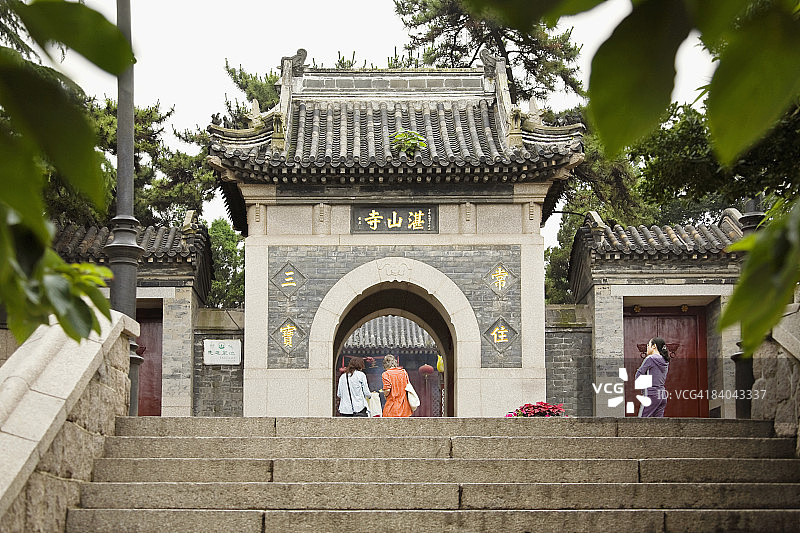 中国山东省青岛市湛山寺的游客图片素材