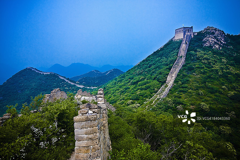 长城穿过山脉，中国北京图片素材