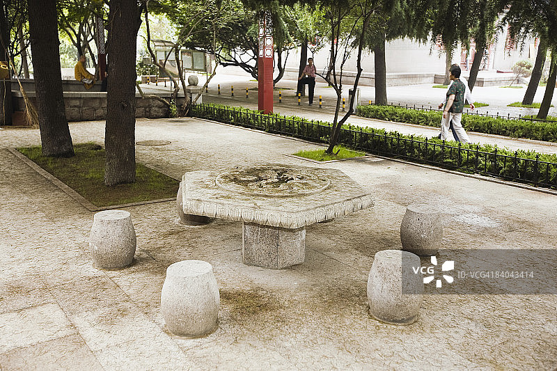 中国山东省青岛市湛山寺的游客图片素材