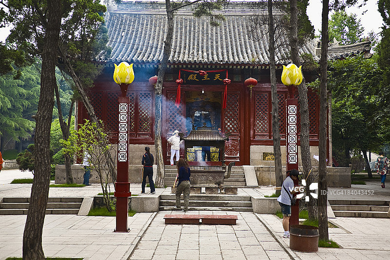 中国山东省青岛市湛山寺的游客图片素材