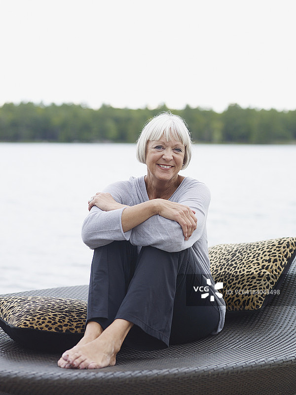 在湖边放松的女人图片素材