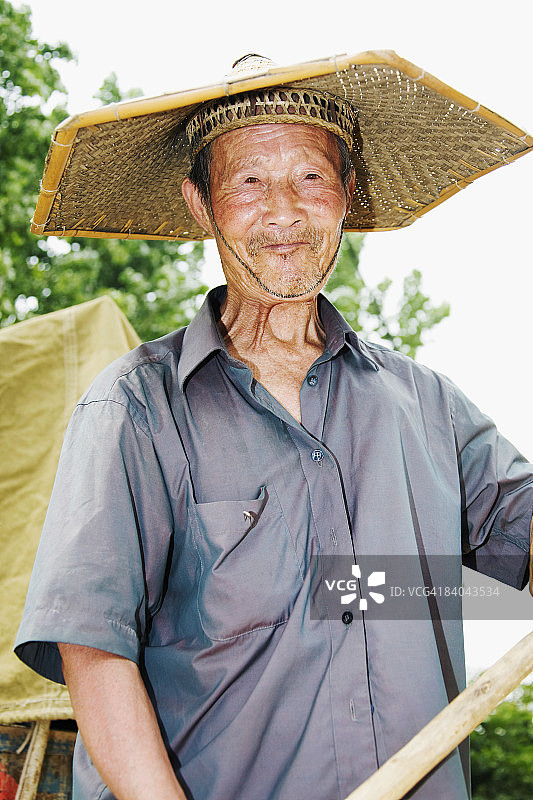 山东省淄博市戴斗笠的农民特写图片素材