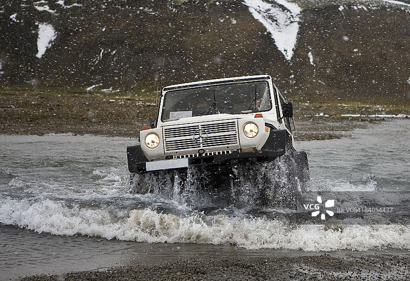 Jeep穿越冰岛的冰河图片素材