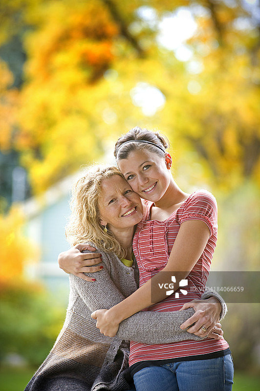 母女秋季肖像图片素材