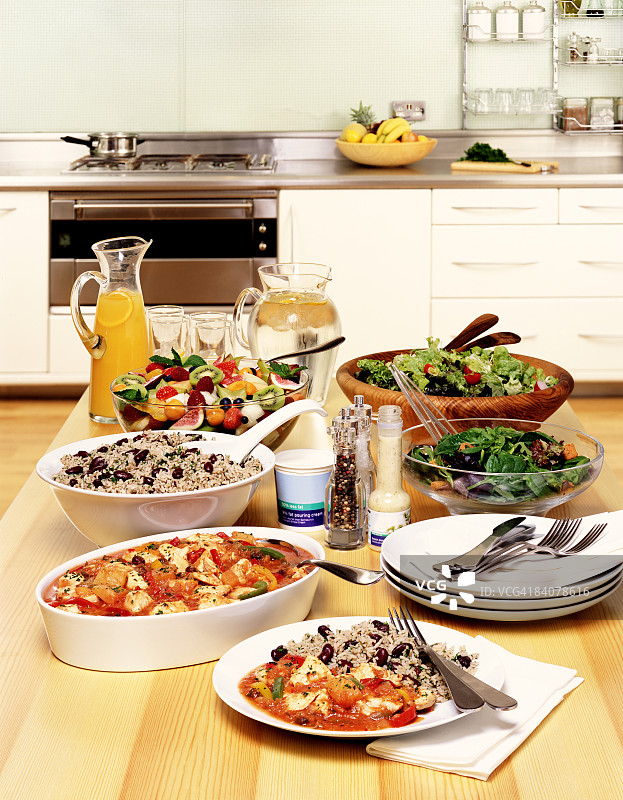 已准备好可供食用的健康自助餐图片素材