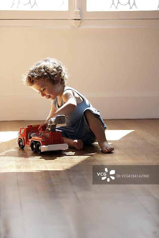 男婴玩玩具消防车图片素材