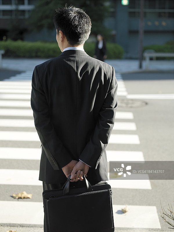 手提公文包的日本商人图片素材